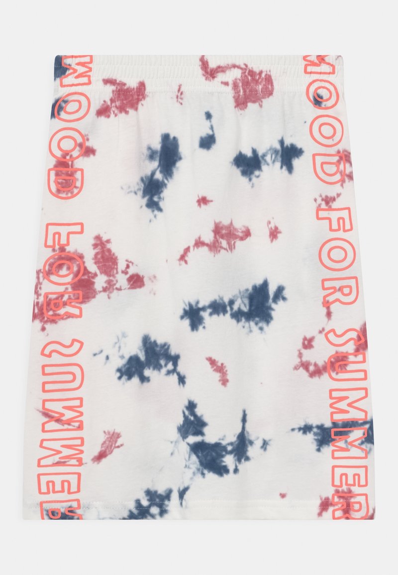 Jupe blanche avec des motifs tie-dye bleus et rouges, taille élastique, et texte corail "GOOD FOR SUMMER" le long des côtés.