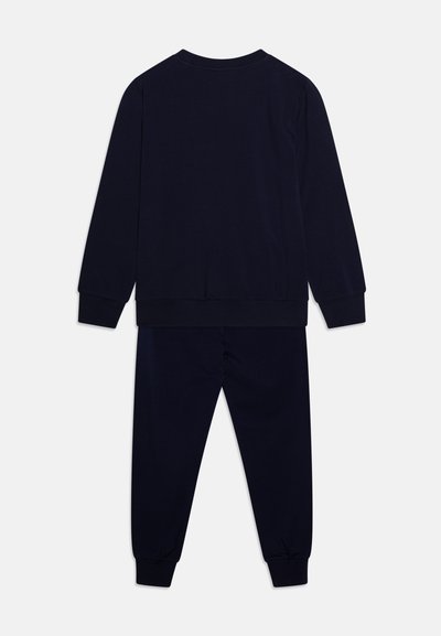 Svetlo plavi set dugih rukava i hlača. Mekani, rastezljivi materijal s elastičnim manžetama i pojasom. Jednostavna, jednobojna boja bez uzoraka.