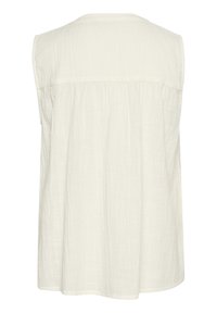 Blouse blanche sans manches avec un col rond, en tissu doux et texturé, et une coupe ample avec une couture arrière froncée pour une élégance supplémentaire.