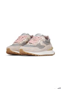 Un paio di sneakers beige e grigie con lacci rosa, lati texturizzati e suole bianche, presentate su uno sfondo bianco.
