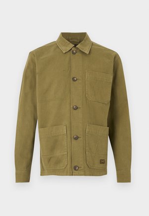 Olívazöld vászondzseki gallérral, két első zsebbel és gombos záródással. Texturált anyag, látható varrási részletekkel.