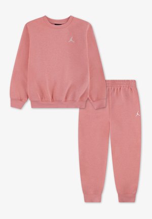 Sweat-shirt rose doux à manches longues et pantalon de jogging assorti à taille élastique avec petits logos blancs Jumpman sur la poitrine et la cuisse.