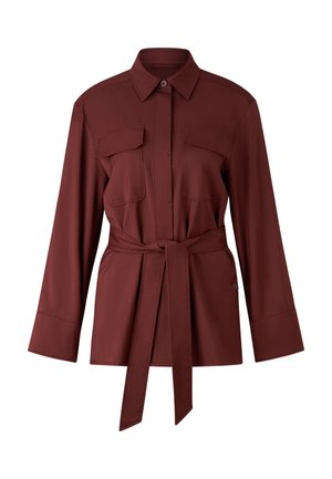 Chemise boutonnée bordeaux en tissu lisse, dotée de deux poches poitrine, de manches longues et d'une ceinture nouée à la taille pour une silhouette ajustée.
