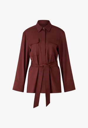 Bordeauxrotes Hemd aus glattem Stoff mit zwei Brusttaschen, langen Ärmeln und einem gebundenen Taillengürtel für eine figurbetonte Silhouette.