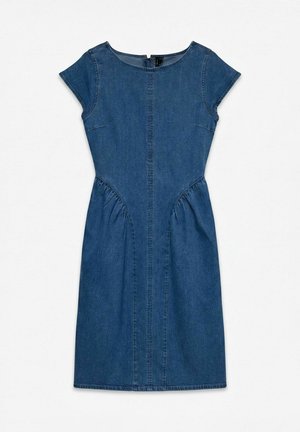 Robe en denim bleu à manches courtes avec un col rond, des détails de couture à la taille et une fermeture éclair au dos.