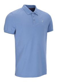 Hellblaues Polohemd aus Baumwolle, ausgestattet mit einem klassischen Kragen, einer Knopfleiste mit drei Knöpfen und kurzen Ärmeln, sowie einem dezenten Logo-Detail auf der Brust.