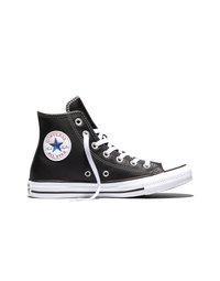 Schwarzer High-Top Converse All Star Sneaker mit weißen Schnürsenkeln, Gummisohle und Logopatch am Knöchel vor weißem Hintergrund.