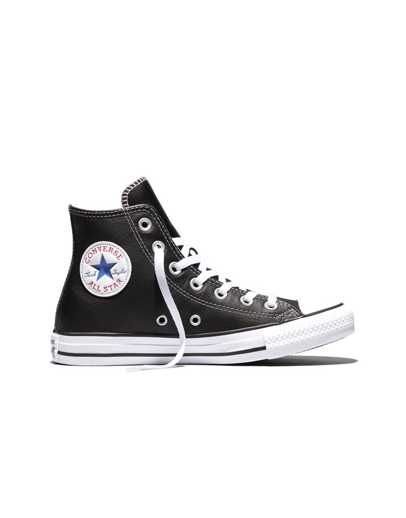 Schwarzer High-Top Converse All Star Sneaker mit weißen Schnürsenkeln, Gummisohle und Logopatch am Knöchel vor weißem Hintergrund.
