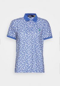 Polo bleu à manches courtes avec motif floral blanc, col et poignets bleus unis, et petit logo vert brodé sur la poitrine et la manche.