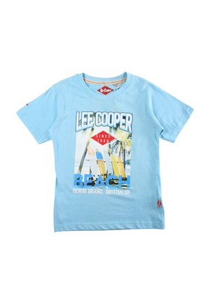 T-shirt pour enfants Lee Cooper bleu clair avec graphique de palmier et planche de surf sur la plage, texte « LEE COOPER BEACH Denim Brand British.UK » sur le devant.