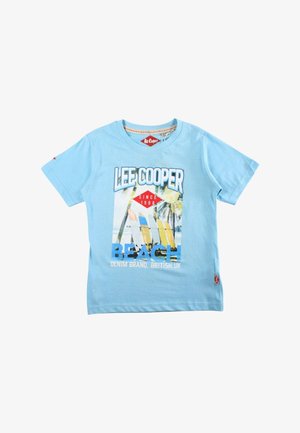 T-shirt pour enfants Lee Cooper bleu clair avec graphique de palmier et planche de surf sur la plage, texte « LEE COOPER BEACH Denim Brand British.UK » sur le devant.