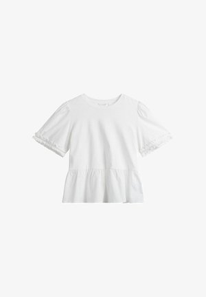 Hvid top med korte ærmer med puffede ærmer, flæsedetaljer på ærmekanter og nederkant samt rund halsudskæring.