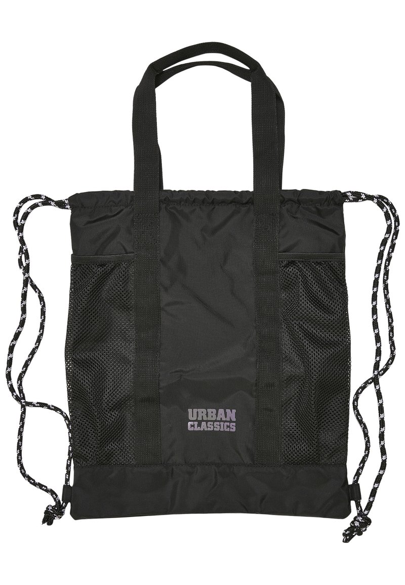 Bolsa tote negra fabricada en nylon duradero. Cuenta con bolsillos laterales de malla, cierre ajustable con cordón y doble asa. El texto dice "URBAN CLASSICS."