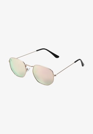 Akiniai nuo saulės su aštuonkampiu metaliniu rėmu, veidrodiniais objektyvais, kurie rodo žalius ir rožinius atspalvius, bei juodais plastikiniais šventiniais galiukais.