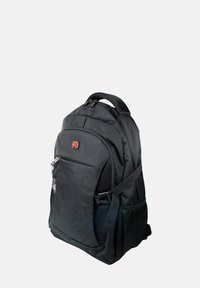 Zwarte rugzak van gestructureerd nylon, met een gevoerde achterkant, verstelbare schouderbanden en ritszakken, inclusief één aan de voorkant.
