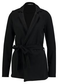 Czarna marynarka wykonana z gładkiego materiału, z kołnierzem typu lapel, długimi rękawami, projektem w formie owijanej oraz materiałowym paskiem w talii.