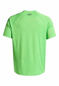 Camiseta atlética de manga corta verde con un acabado texturizado, que presenta un cuello redondo y mangas raglán. Logo exhibido en la parte superior de la espalda.
