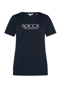 T-shirt bleu marine à manches courtes en coton avec le texte blanc brodé "SOCCX TIMELESS EDITION" sur la poitrine, col rond.