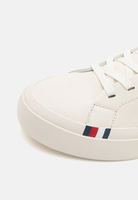 Tommy Hilfiger MODERN - Matalavartiset tennarit - ivory