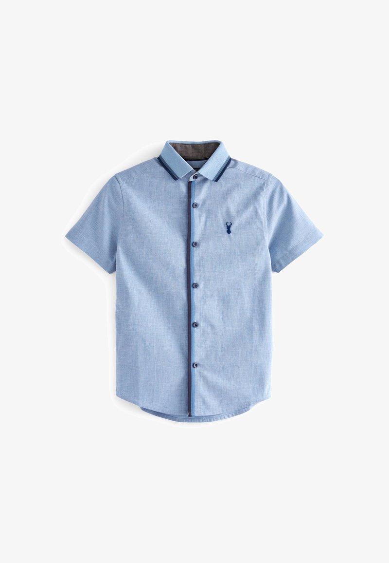 Chemise à manches courtes bleu clair avec bordure bleu foncé sur le col et la ligne de boutons, avec un petit logo de cerf bleu foncé sur la poitrine.