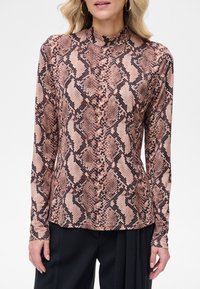 Top met lange mouwen en hoge hals in een roze-bruine slangenprint. Zacht, rekbaar materiaal met een aansluitend ontwerp en een gladde textuur.