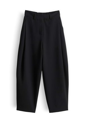 Schwarze, weit geschnittene, kurz geschnittene Hose mit Gürtelschlaufen, seitlichen Taschen und einem vorderen Reißverschluss, vor weißem Hintergrund dargestellt.