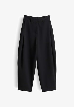 Schwarze, weit geschnittene, kurz geschnittene Hose mit Gürtelschlaufen, seitlichen Taschen und einem vorderen Reißverschluss, vor weißem Hintergrund dargestellt.