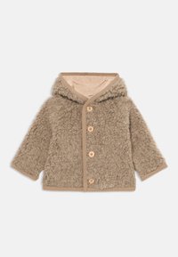 Beige peutermaat fuzzy jack met capuchon en vier houten knopen aan de voorkant, met zachte textuur en eenvoudige afwerking.