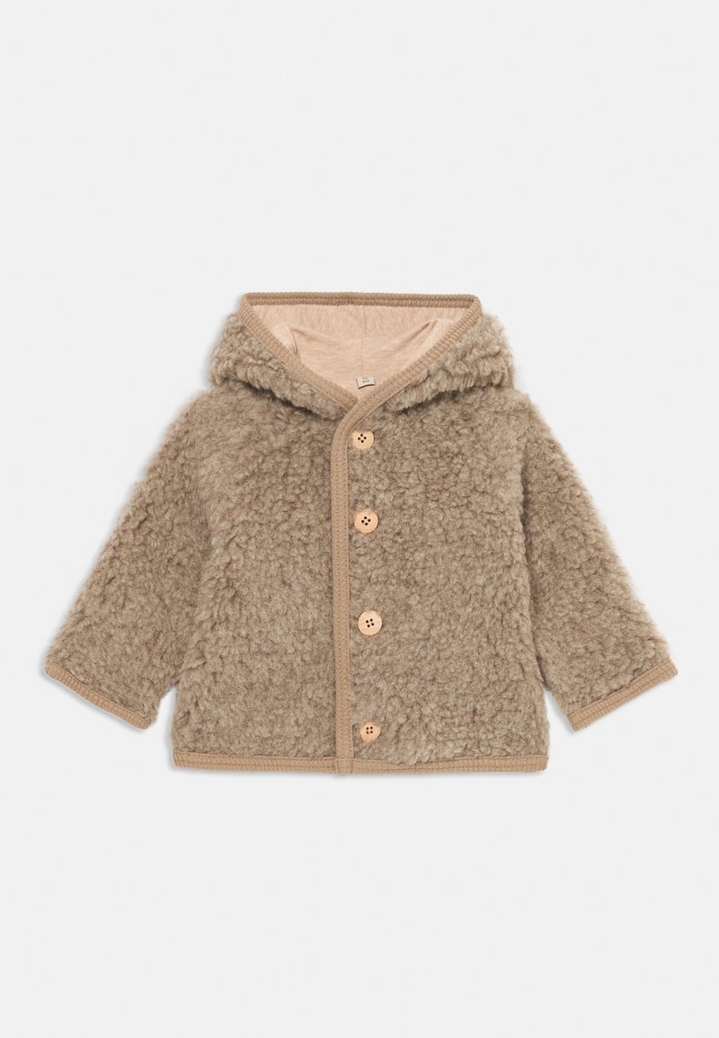 Beige peutermaat fuzzy jack met capuchon en vier houten knopen aan de voorkant, met zachte textuur en eenvoudige afwerking.