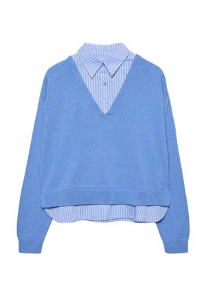 Svetr s výstřihem do V světle modré barvy vrstvený přes modro-bílou pruhovanou košili s límečkem a dlouhými rukávy, položeno na bílé pozadí.