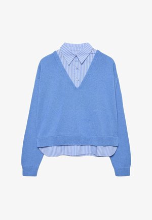 Vaaleansininen V-kaula-aukollinen kerrospaita sinivalkoraidallisen nappikauluspaidan päällä, pitkähihaiset, aseteltuna valkoiselle taustalle.