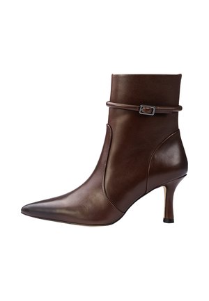 Dunkelbrauner Leder-Stiefelette mit spitzer Zehenpartie, dünnem mittelhohem Absatz und einem dünnen Riemen mit silberner Schnalle um den oberen Knöchel.