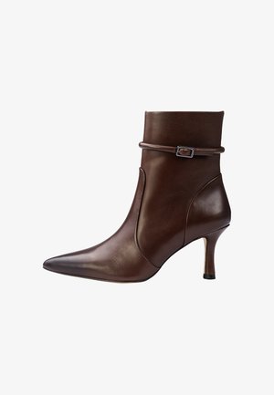 Dunkelbrauner Leder-Stiefelette mit spitzer Zehenpartie, dünnem mittelhohem Absatz und einem dünnen Riemen mit silberner Schnalle um den oberen Knöchel.
