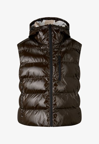 Brązowa, błyszcząca kamizelka puchowa z kapturem, zapinana na zamek, wyposażona w boczne kieszenie, o pikowanej fakturze i gładkim wykończeniu.
