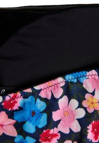 Bloemmotief stof in tinten roze, blauw en groen, met een zwart gedeelte erboven. Gladde textuur en zachte afwerking met elastische band.