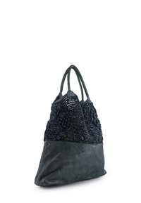 Mørkeblå flettet taske med tekstureret strikket øverste del og glat læderbund. Har to robuste håndtag for nem bæring.