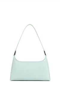 Sac à main en cuir vert menthe de forme incurvée, avec une bandoulière fine et des accessoires en métal argenté. Texture lisse sans motifs ni accents visibles.