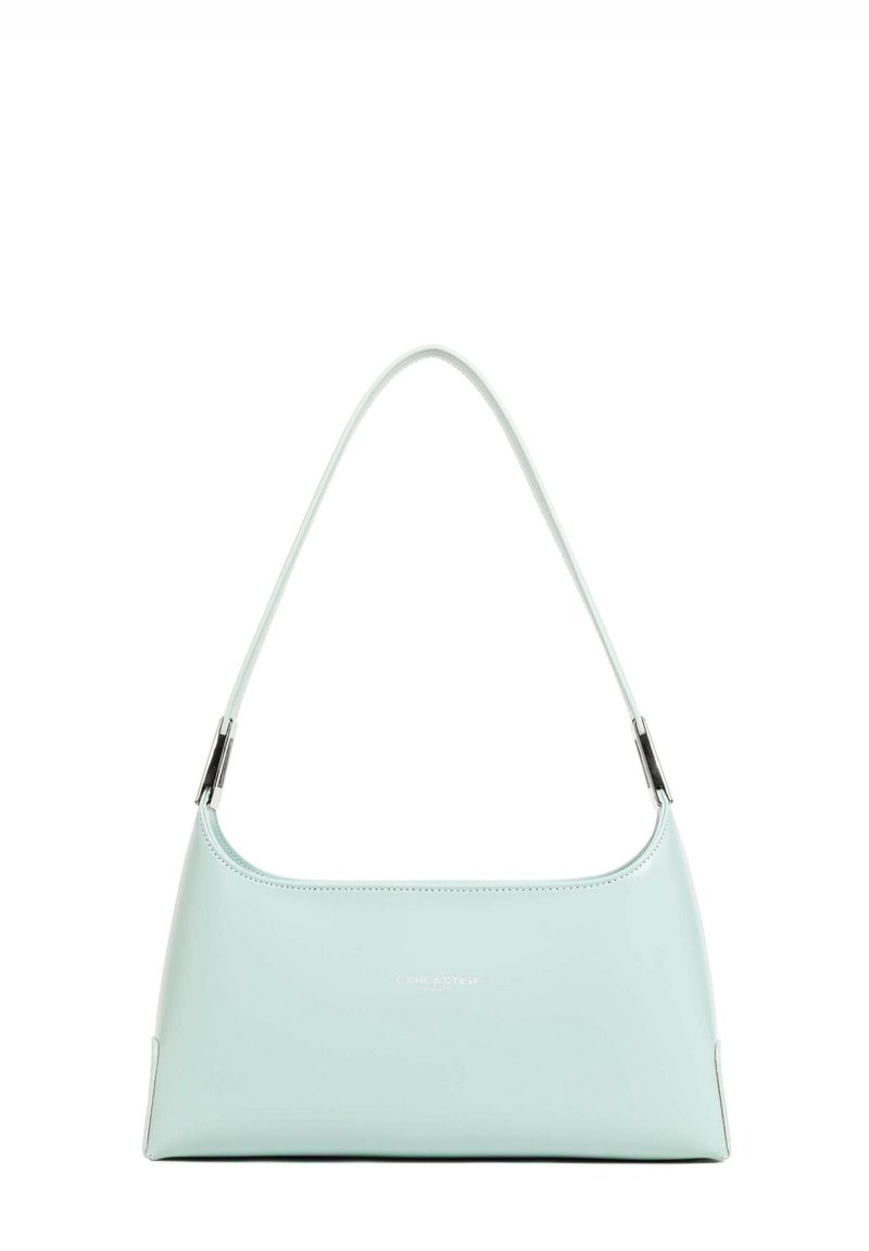 Sac à main en cuir vert menthe de forme incurvée, avec une bandoulière fine et des accessoires en métal argenté. Texture lisse sans motifs ni accents visibles.