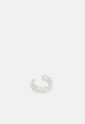 Bague à maillons ouverts en ton argent avec un design torsadé, présentée sur un fond blanc.