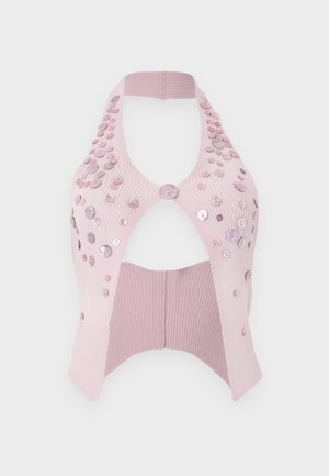 Vaaleanpunainen ribbipinta crop-top, jossa on niskalenkki, leikattu muotoilu ja eri kokoisia kiiltäviä nappeja koristamassa yhtä sivua.