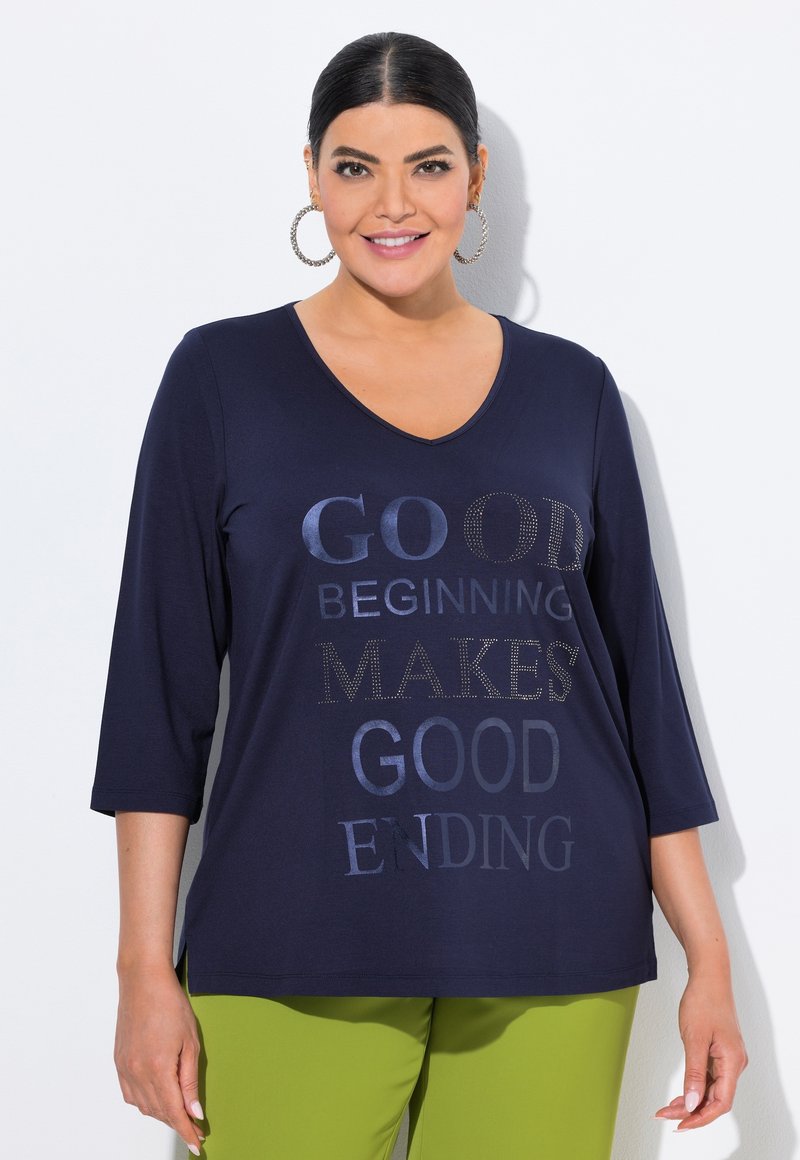 Navy V-Ausschnitt Langarmshirt mit metallischen Buchstaben in verschiedenen Farbtönen, mit auffällig auf der Vorderseite gedruckten Phrasen.