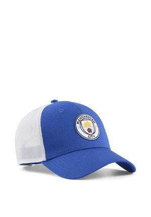 Sinivalkoinen baseball-lippis verkkotaustalla ja kirjailtu Manchester Cityn jalkapalloseuran logo etupaneelissa.