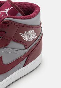 Jordan AIR JORDAN 1 MID - Sapatilhas de cano alto - cherrywood red/white/cement grey
