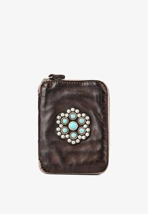 Dunkelbraune Leder-Geldbörse mit einem silbernen und türkisfarbenen blumenförmigen Nieten-Design in der Mitte und einem Reißverschluss oben.