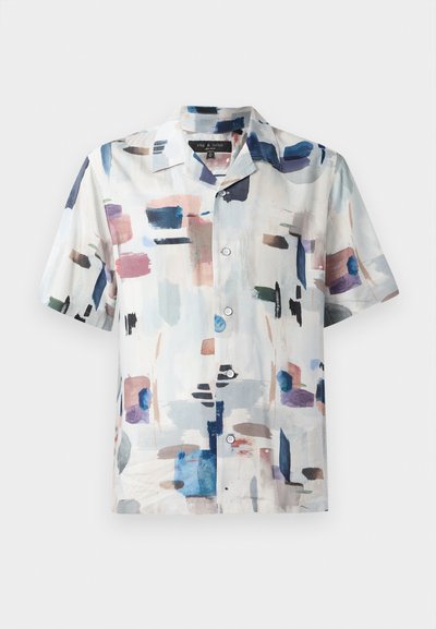 Chemise à manches courtes en tissu léger, arborant un motif abstrait dans des teintes pastel et bleu foncé sur fond blanc.