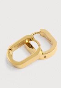 Zlatě tónovaný kovový klíčový řetízek s obdélníkovým tvarem a hladkým, leštěným povrchem. Obsahuje jednoduchý design spojovacího hardware.