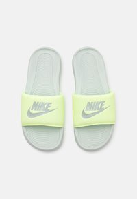 Nike sandaler med lys gul-grønn stropp og lysegrå såle. Har formet fotbed og sølv logo på stroppen.