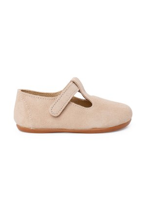 Chaussure Mary Jane en daim beige pour tout-petit, avec une seule bride à scratch et une semelle souple marron, présentée de profil sur un fond blanc.