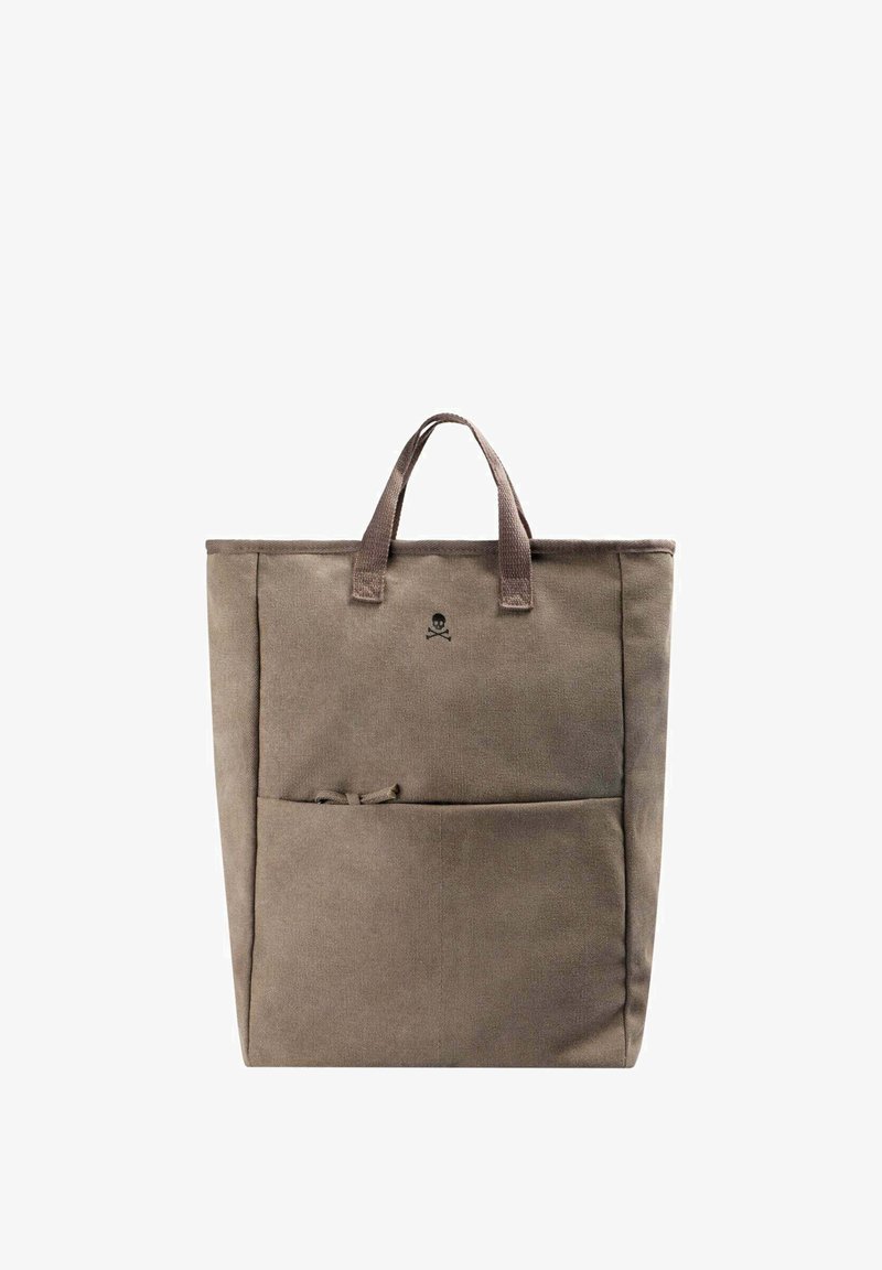 Sac fourre-tout en toile marron avec poche avant, deux poignées courtes, et petit logo noir de tête de mort et tibias croisés au-dessus de la poche.