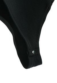 Parte inferior de traje de baño negra hecha de un material suave y elástico. Presenta un diseño elegante con un cierre de botón a presión y costuras suaves.